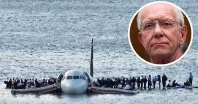 Gökyüzünde bulutların üzerinde süzülen ticari yolcu uçağı ABD sivil havacılık ve kaptan Chesley Sullenberger