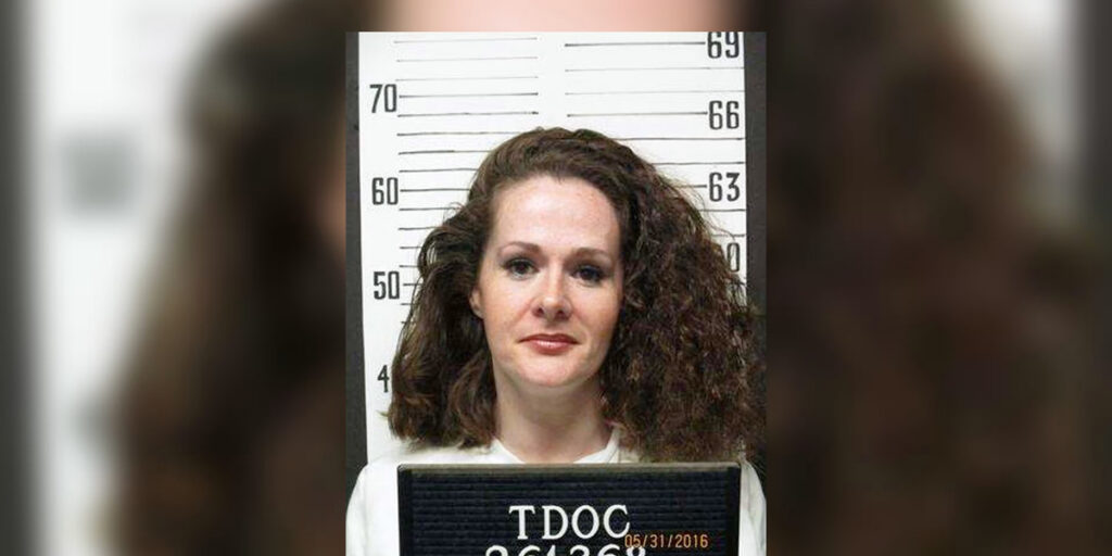 Tennessee mahkemesinde Christa Pike idam davası ve ölüm cezası sürecini temsil eden adalet terazisi ve tokmak