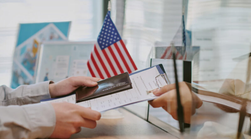 Amerika Birleşik Devletleri Türk konsolosluklarında pasaport yenileme ve resmi evrak işlemlerini simgeleyen çalışma masası ve belgeler