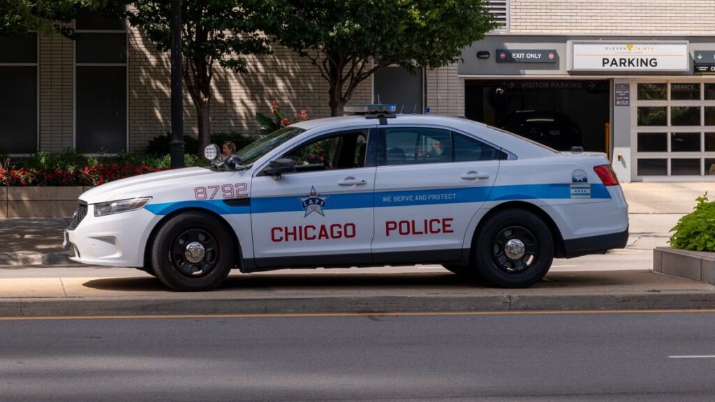 Chicago Polis Teşkilatı devriye aracı ve federal operasyon