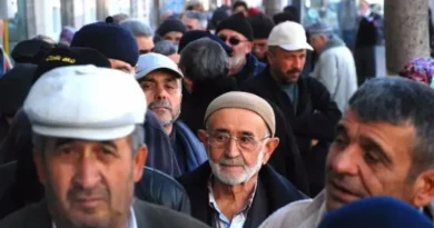 Amerika ve Türkiye arasında sosyal güvenlik primlerini birleştirerek çifte emeklilik hakkı kazanan bireyleri temsil eden huzurlu emeklilik görseli