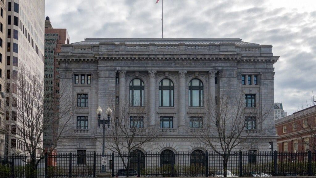 Rhode Island Federal Mahkemesi binası ve göçmenlik denetimi iptali kararı