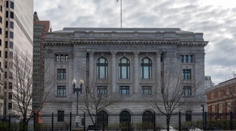 Rhode Island Federal Mahkemesi binası ve göçmenlik denetimi iptali kararı