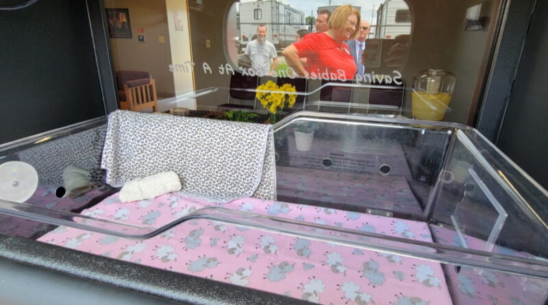 Bebek beşiği ve ABD itfaiye güvenli liman bebek kutusu safe haven baby box sistemi