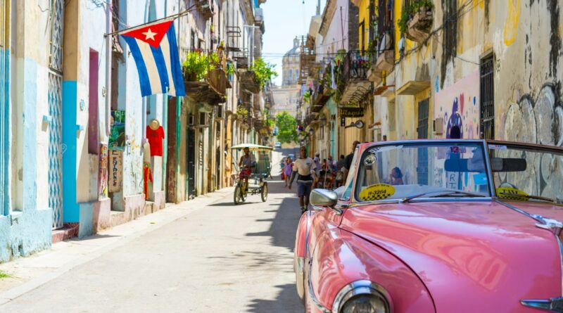 Havana Küba sokakları ve tarihi kolonyal mimari seyahat kısıtlamaları haber görseli