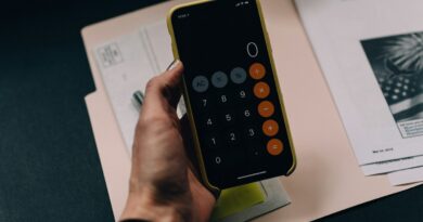 Hesap makinasi vergi formu dolar ve kalem ile vergi beyani hazirligi