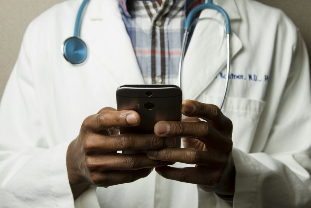 Doktor masasinda steteskop saglik sigortasi basvuru formu ve tablet haber gorseli