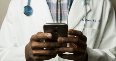 Doktor masasinda steteskop saglik sigortasi basvuru formu ve tablet haber gorseli
