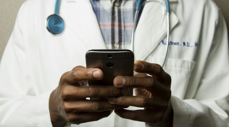 Doktor masasinda steteskop saglik sigortasi basvuru formu ve tablet haber gorseli