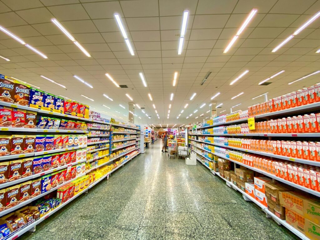 Amerikan supermarketinde alisveris arabasi ve reyonlar