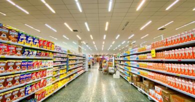 Amerikan supermarketinde alisveris arabasi ve reyonlar
