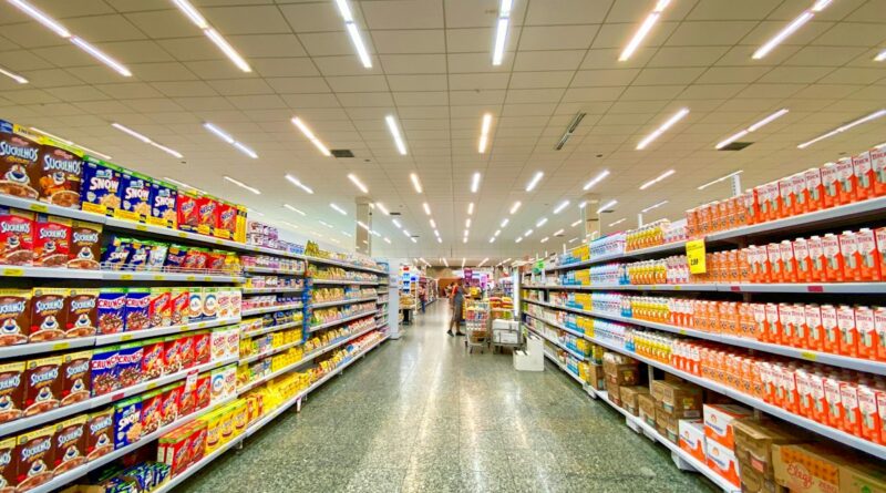 Amerikan supermarketinde alisveris arabasi ve reyonlar