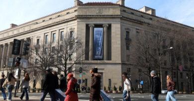 Adalet Bakanlığı kadroları Washington DC federal bina ABD Adalet Bakanlığı Sivil Haklar Birimi'nde Harmeet Dhillon yönetiminde gerçekleşen tartışmalı atamalar, kariyer memurlarının istifası ve kurumun siyasallaşmasına dair analiz. Adalet Bakanlığı kadroları Washington DC federal bina