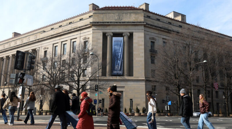 Adalet Bakanlığı kadroları Washington DC federal bina ABD Adalet Bakanlığı Sivil Haklar Birimi'nde Harmeet Dhillon yönetiminde gerçekleşen tartışmalı atamalar, kariyer memurlarının istifası ve kurumun siyasallaşmasına dair analiz. Adalet Bakanlığı kadroları Washington DC federal bina