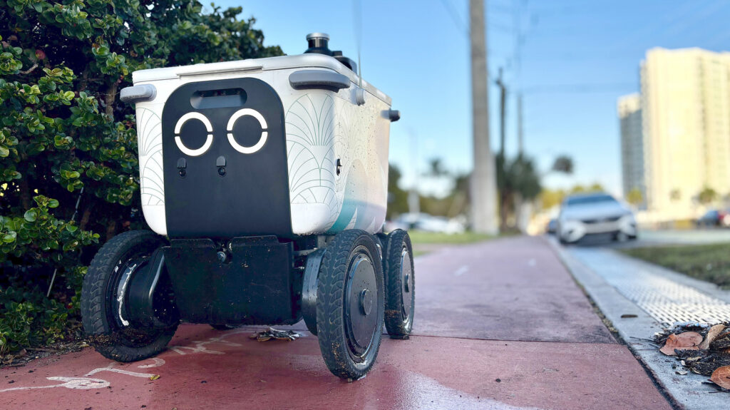 New Jersey kaldırımlarında otonom yemek siparişi taşıyan yapay zeka destekli teslimat robotları