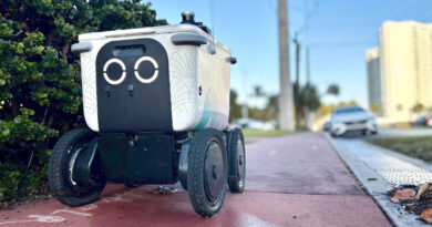 New Jersey kaldırımlarında otonom yemek siparişi taşıyan yapay zeka destekli teslimat robotları
