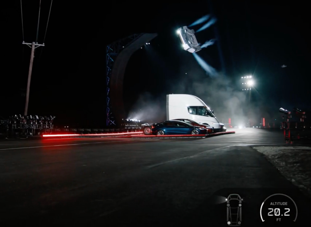 Tesla uçan araba modeli Roadster prototipi sahnede