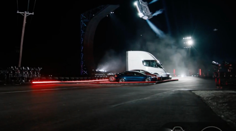 Tesla uçan araba modeli Roadster prototipi sahnede